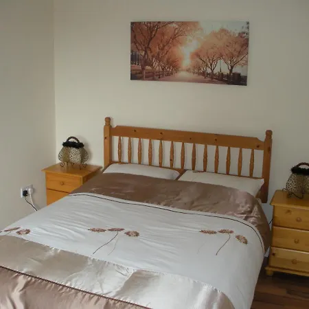 Casa de Férias Elm Sleeps 6 With Private Garden